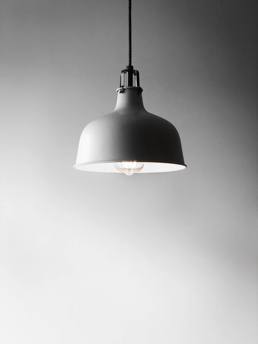 Moderne LED-Einbaustrahler und Schienenbeleuchtung in einem Wohnraum